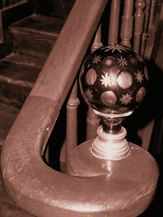 La boule d’escalier : l’objet déco qui habille vos rampes d’escaliers