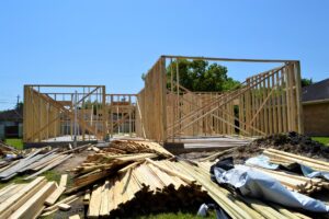 Construction d'une future maison en bois qui nécessitera un entretien