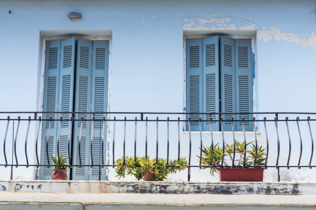 Balcon décorer avec des pots de fleurs