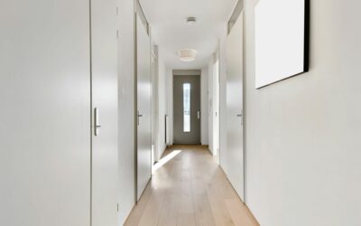 Comment faire pour décorer efficacement un couloir étroit ?