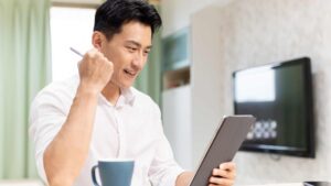 homme qui télétravail